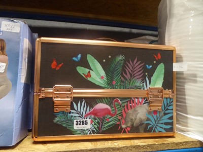 Lot 3285 - Carry beauty case