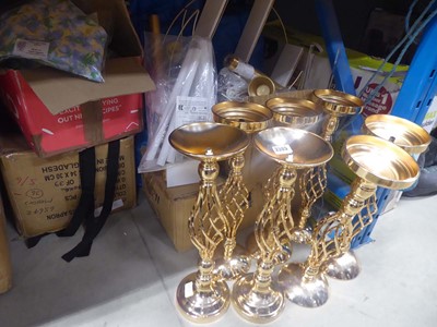 Lot 3305 - Various decorative household items, table...