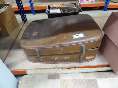 Lot 5357 - Vintage suitcase with a quantity of 7" vinyl...