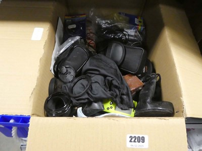 Lot 2209 - Box containing various cameras and camera...