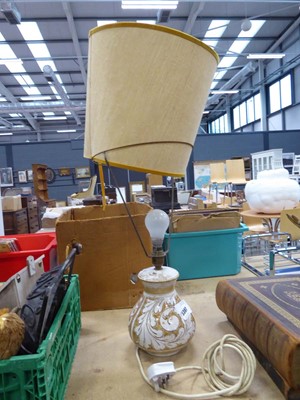 Lot 5397 - Leaf patterned pottery table lamp