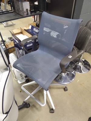 Lot 4324 - Blue mesh chair
