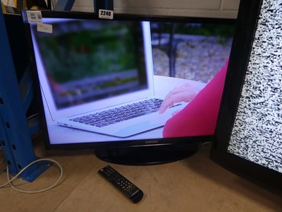 Lot 2246 - Samsung UE32EH5000K 32" TV with stand and remote