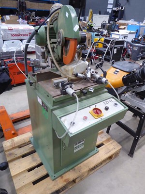 Lot 4337 - Wegoma SD17m cut off saw on cabinet base