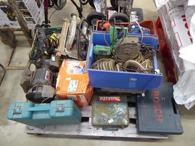 Lot 4371 - Large pallet containing a large box of screws,...