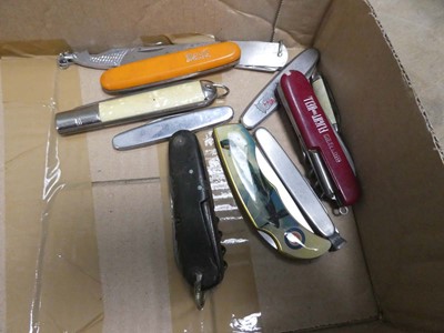 Lot 2278 - Box containing various pen knives
