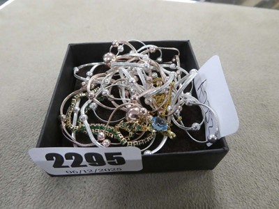 Lot 2295 - Box containing white and yellow metal chains