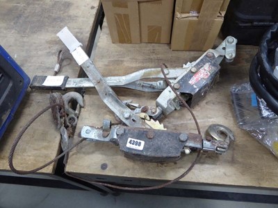 Lot 4398 - 2 handheld winches