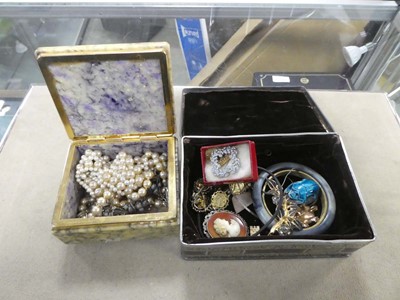 Lot 2297 - 2 boxes containing various jewellery items