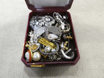 Lot 2315 - Box containing various jewellery items