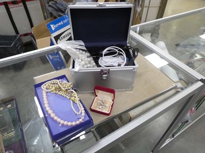 Lot 2322 - Box containing jewellery