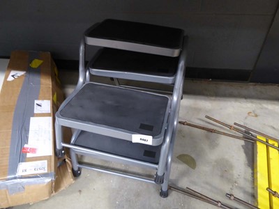 Lot 4467 - 2 step up platform