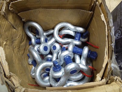 Lot 4514 - Box of galvanised Peer screw pin anchor shackles