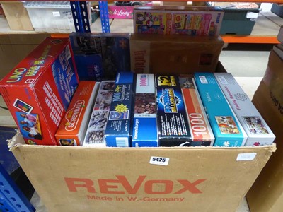Lot 5425 - Box containing a qty of jigsaw puzzles and...