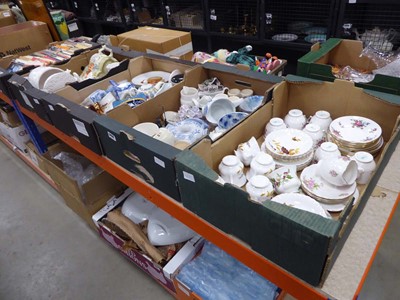 Lot 5450 - 4 boxes containing Staffordshire Rose...