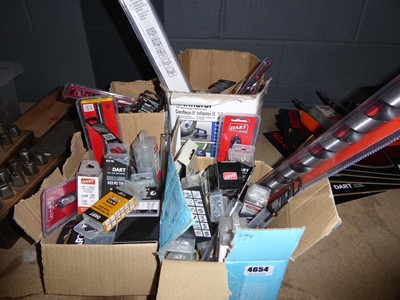 Lot 4654 - Large selection of Dart and other tool...