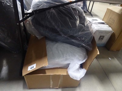 Lot 3626 - Various sized pet beds