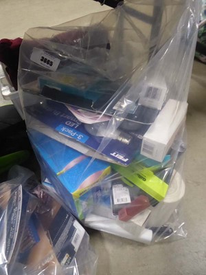 Lot 3665 - Bag of various toiletries, shaving blades etc