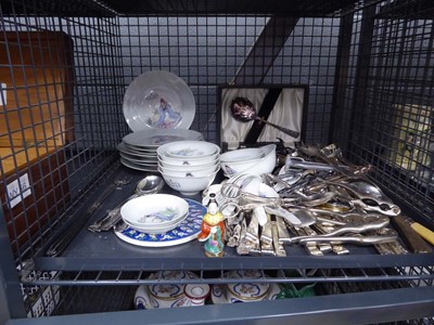 Lot 5525 - Cage containing modern Chinese export crockery...