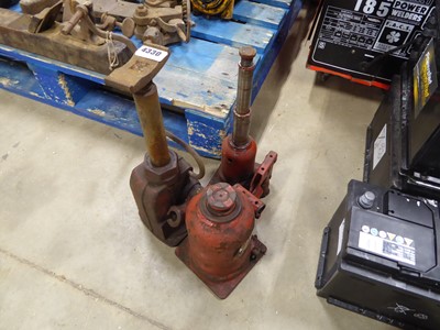 Lot 4330 - Three assorted bottle jacks