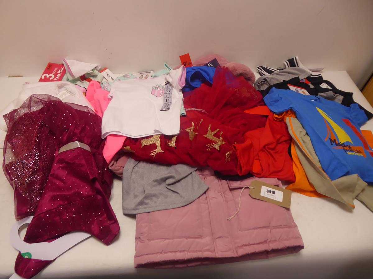 Lot Selection of mixed children's clothing