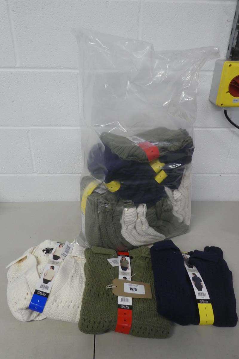 Lot Approx. 15 women's collared knitted jumpers by...