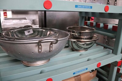 Lot 682 - 6 various sized colanders