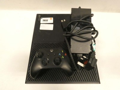 Lot 2032 - Xbox One 500GB with controller and PSU