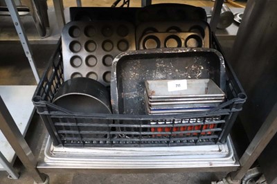 Lot 711 - Tray containing assorted baking trays plus a...