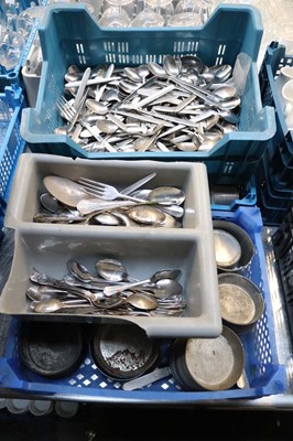 Lot 755 - Small selection of cutlery and small circular...