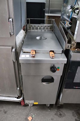 Lot 18 - 40cm electric Zanussi single tank fryer with...