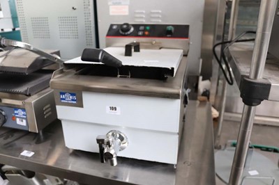 Lot 109 - 34cm electric single tank fryer