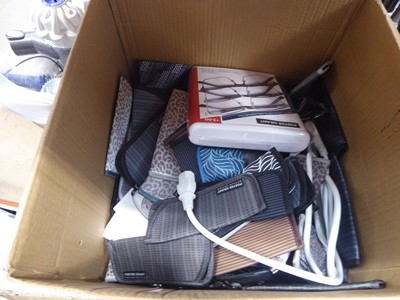 Lot 3161 - Box of reading glasses and cases