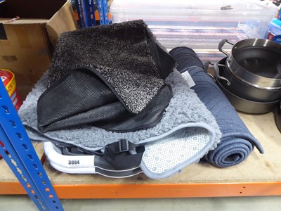 Lot 3084 - 2 expanding laundry baskets and various mats