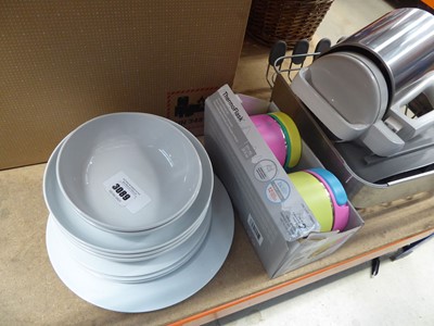 Lot 3089 - Small quantity of white bowls and dinner...