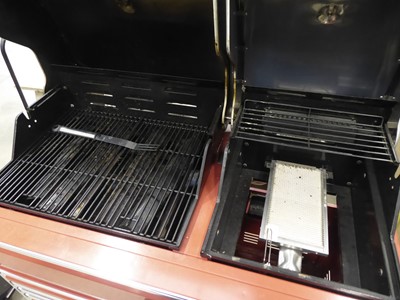 Lot 4099 - Snap-On EPIQ gas-fired BBQ on castors