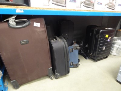 Lot 3193 - Half an underbay of assorted suitcases and...