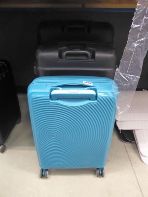 Lot 3298 - Graduated pair of hard shelled Antler wheeled...