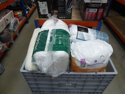 Lot 3320 - Pallet box containing various pillows, duvets...