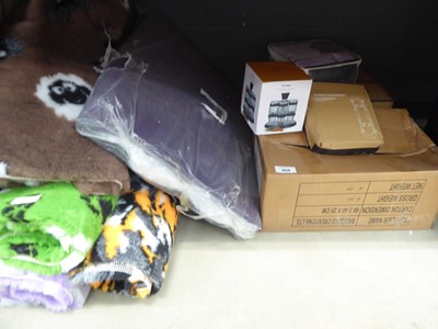 Lot 3219 - Half an underbay of mixed homewares, to...