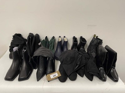 Lot 11x Pairs of boots in various styles to...