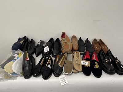 Lot 15x Pairs of shoes in various styles to...
