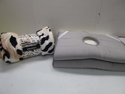 Lot 3523 - Rashel Siberial tiger print blanket and...