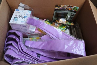 Lot 436 - Box containing various items including...