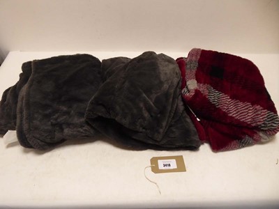 Lot 3418 - x3 mixed throws