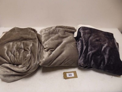 Lot 3419 - x3 Life comfort the ultimate throw