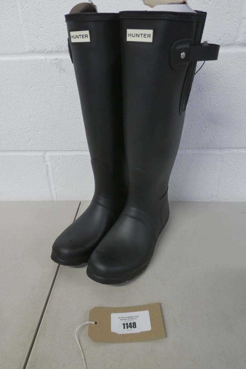 Lot A unboxed pair of Hunter wellies in black (...
