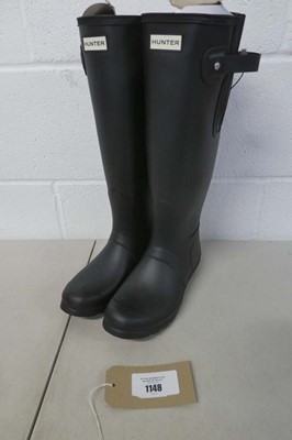 Lot A unboxed pair of Hunter wellies in black (...