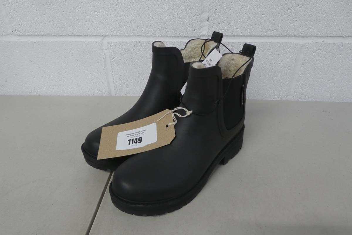 Lot A unboxed pair of ladies lined ankle wellies...
