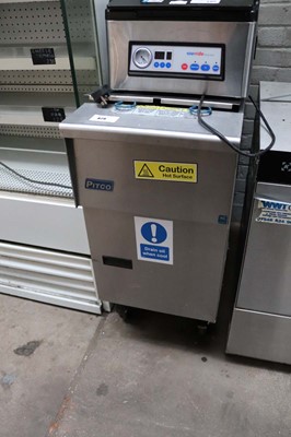 Lot 829 - 40cm Gas Pitco SE14T twin tank fryer with two...